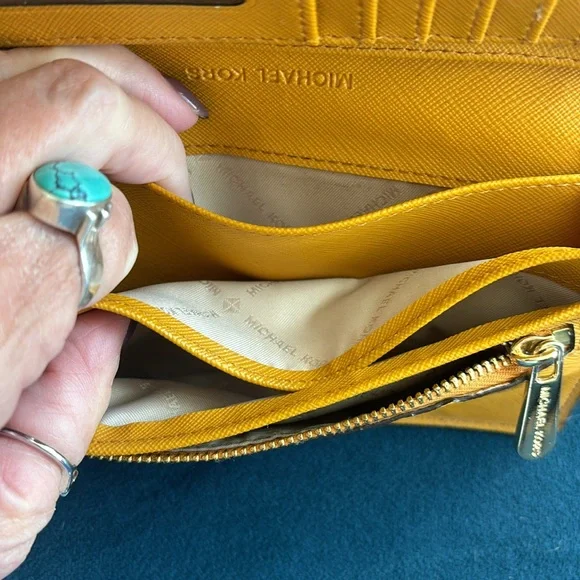 Michael Kors Continental wallet with 5 pockets, 7 card holders and change pocket - Picture 4 of 9